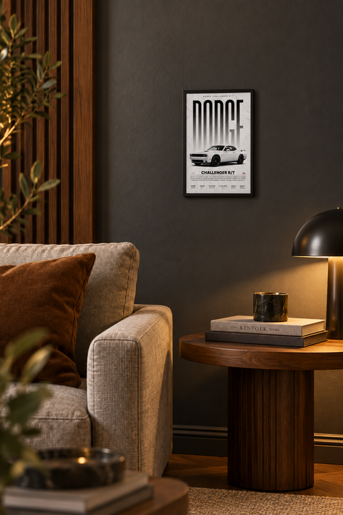 Dodge Challenger R/T — simulation du poster 20 × 30 cm dans un salon, cadre non inclus